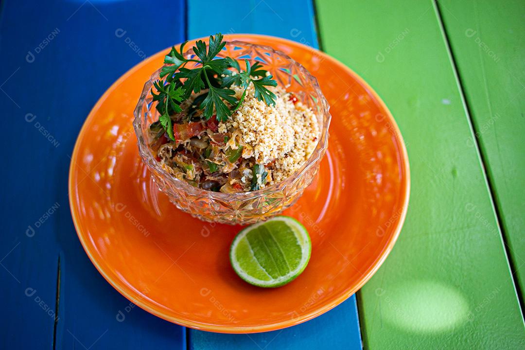 Farofa, farinha, limão, carne, coentro, tomate. Restaurante.