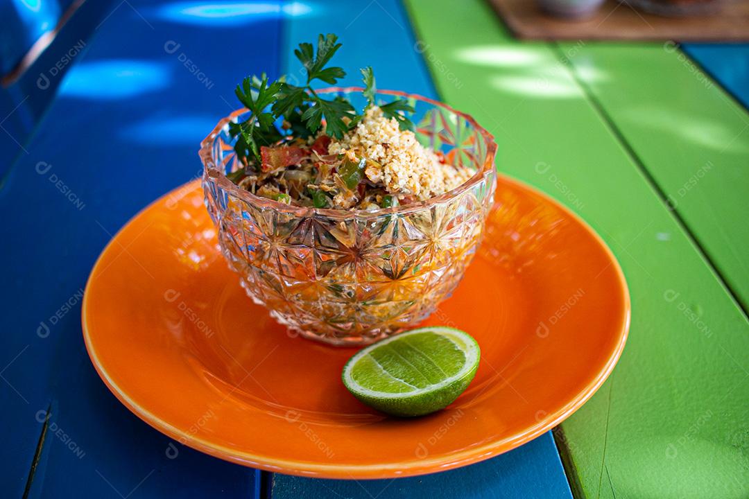 Farofa, farinha, limão, carne, coentro, tomate. Restaurante.