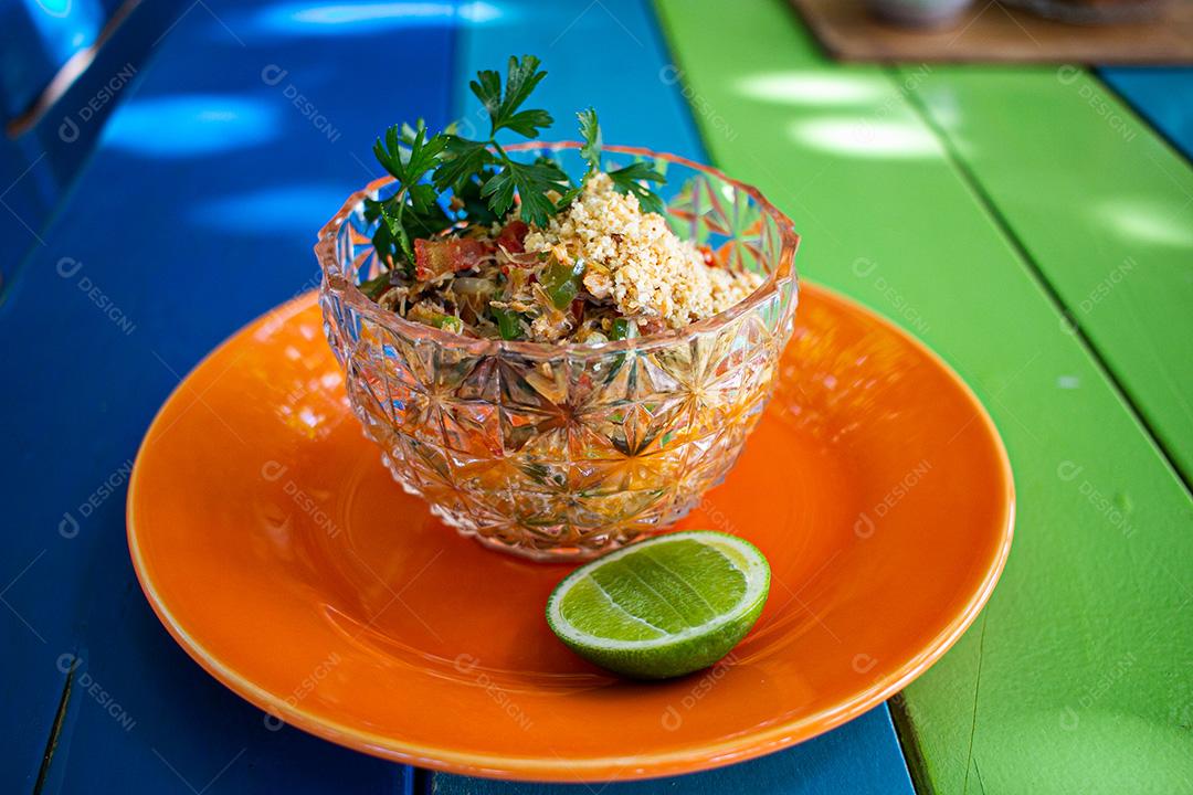 Farofa, farinha, limão, carne, coentro, tomate. Restaurante.