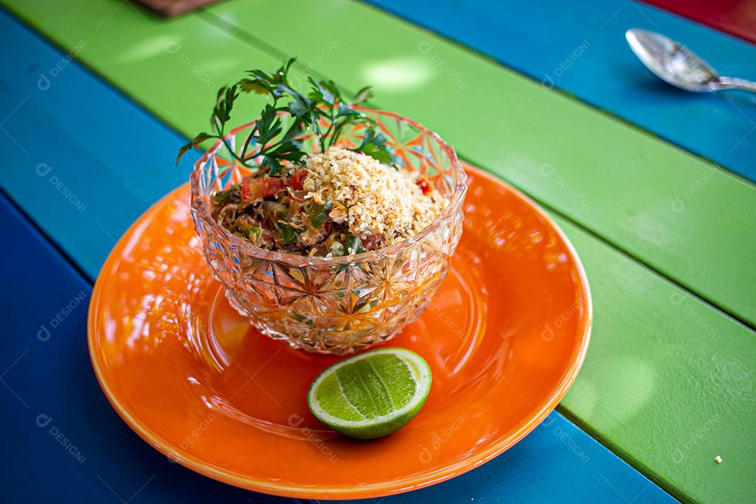 Farofa, farinha, limão, carne, coentro, tomate. Restaurante.