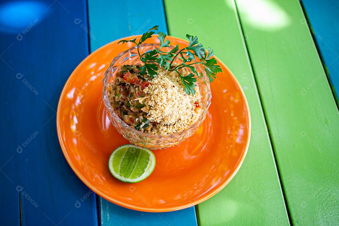 Farofa, farinha, limão, carne, coentro, tomate. Restaurante.