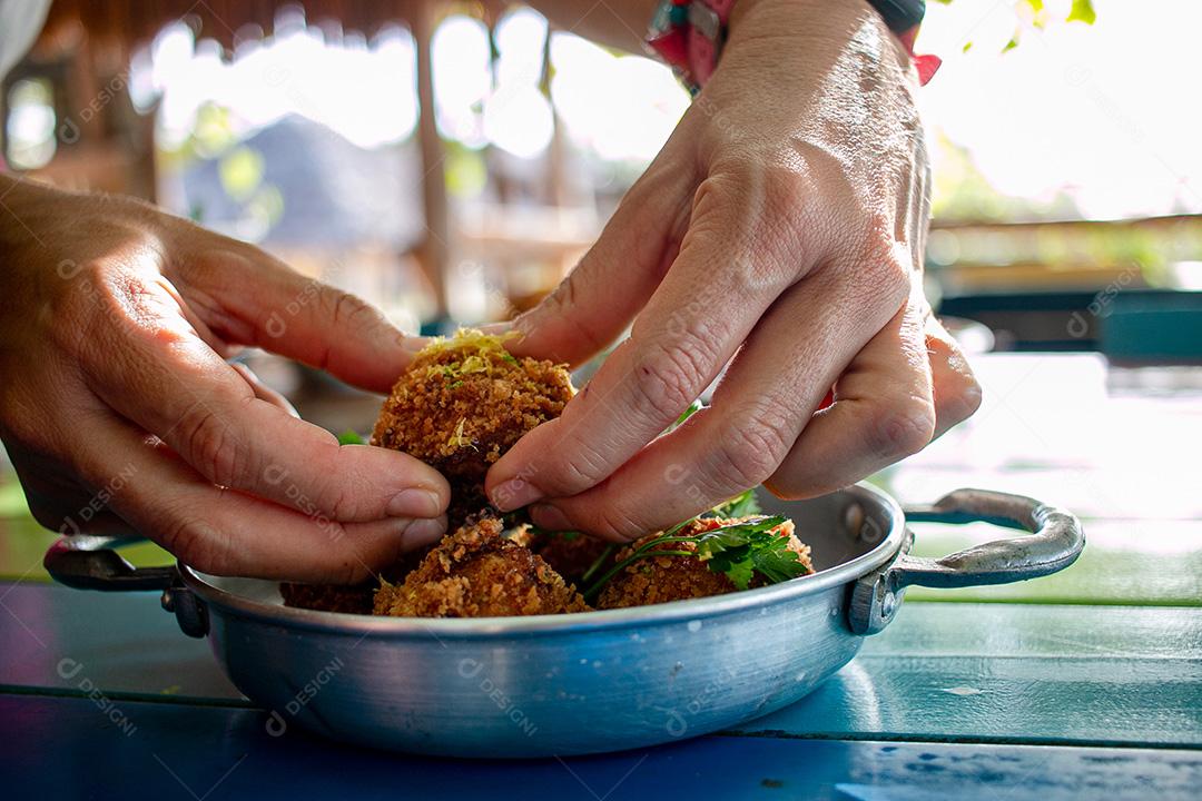 Falafel. Salgadinho originário do Oriente médio. Bolinhos fritos de grão-de-bico ou fava moídos, normalmente misturados com condimentos como alho, cebolinha, salsa, coentro e cominho.