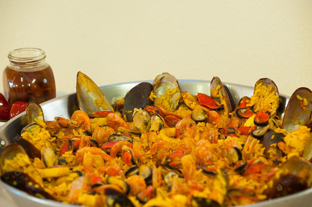 A paelha é um prato típico espanhol à base de arroz que pode levar vários tipos de fruto do mar, como camarão, mexilhão, lula e polvo.