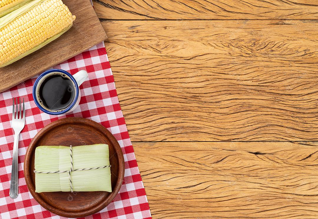 Pamonha, comida típica brasileira de milho. Comida do festival de junho com café