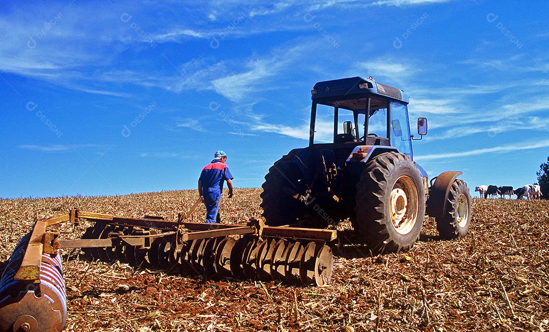Agricultura. Colheita de soja. Terreno arado