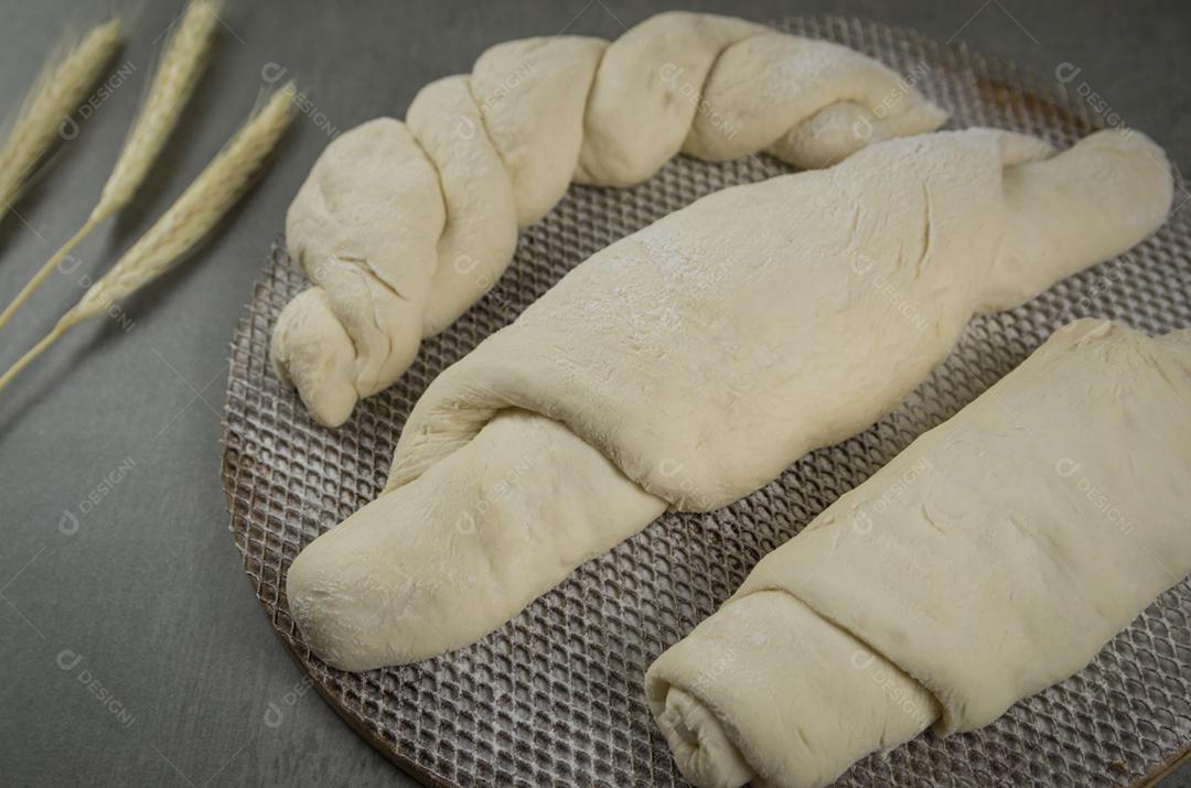 Fermentação de pão de fermento, fundo cinza com flor de trigo seca