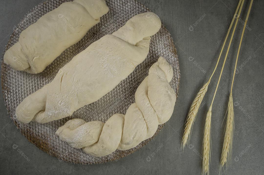 Fermentação de pão de fermento, fundo cinza com flor de trigo seca