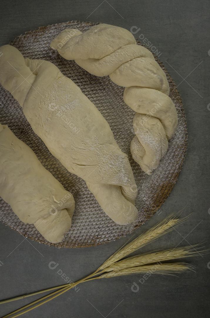 Fermentação de pão de fermento, fundo cinza com flor de trigo seca