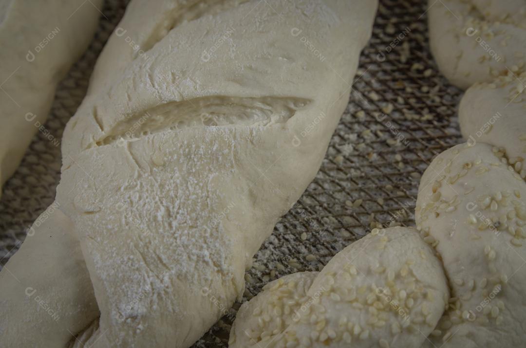 Fermentação de pão de fermento, fundo cinza com flor de trigo seca
