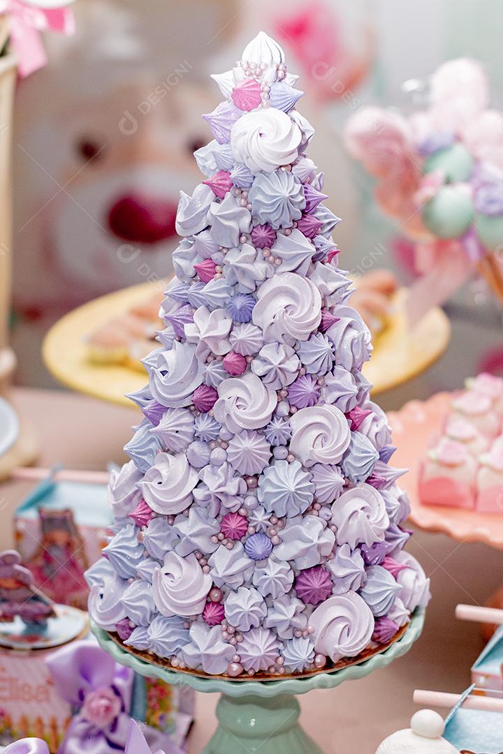 Bolo gigante diferente confeitado sobre suporte de bolo com fundo desfocado