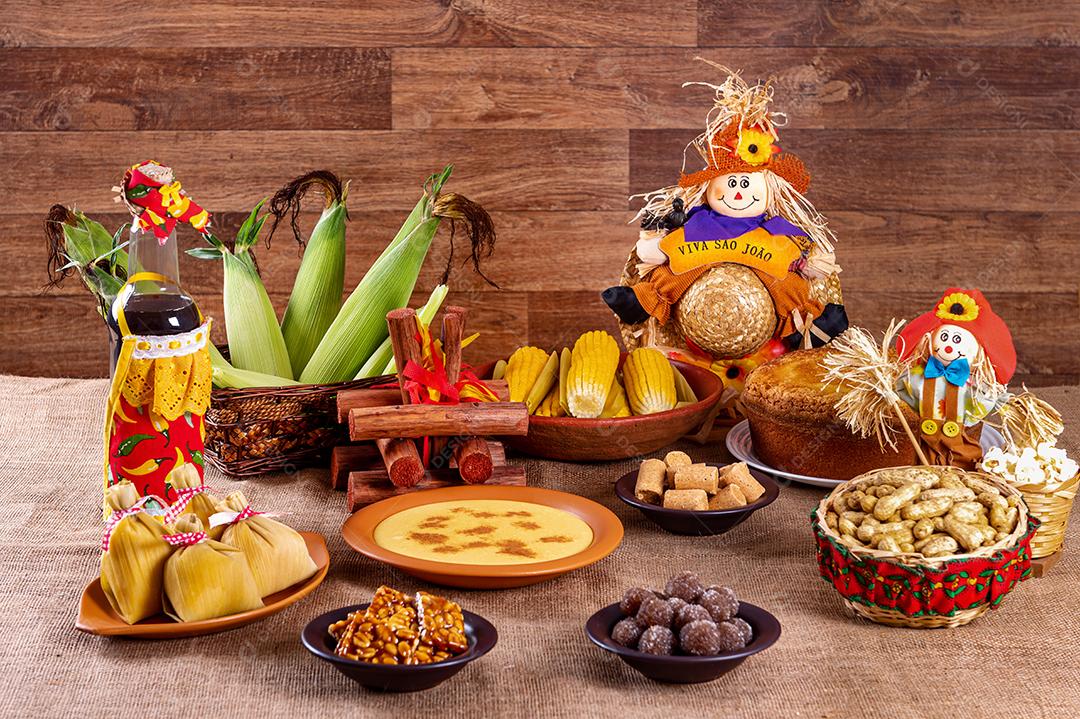 Festa junina brasileira. Comidas típicas da festa junina. canjica, milho cozido, bolo de milho, pipoca, brócolis, paçoca, jenipapo e amendoim