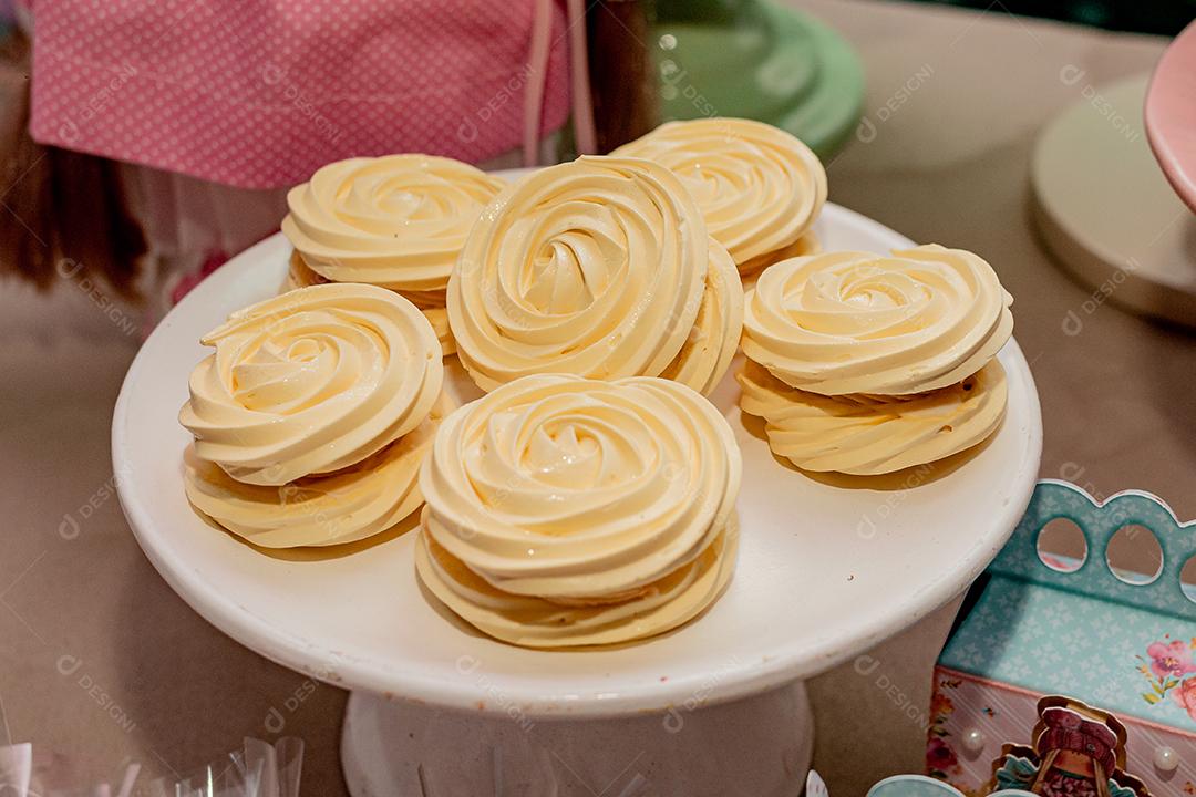 Cupcakes sobre fundo branco. Confeitaria