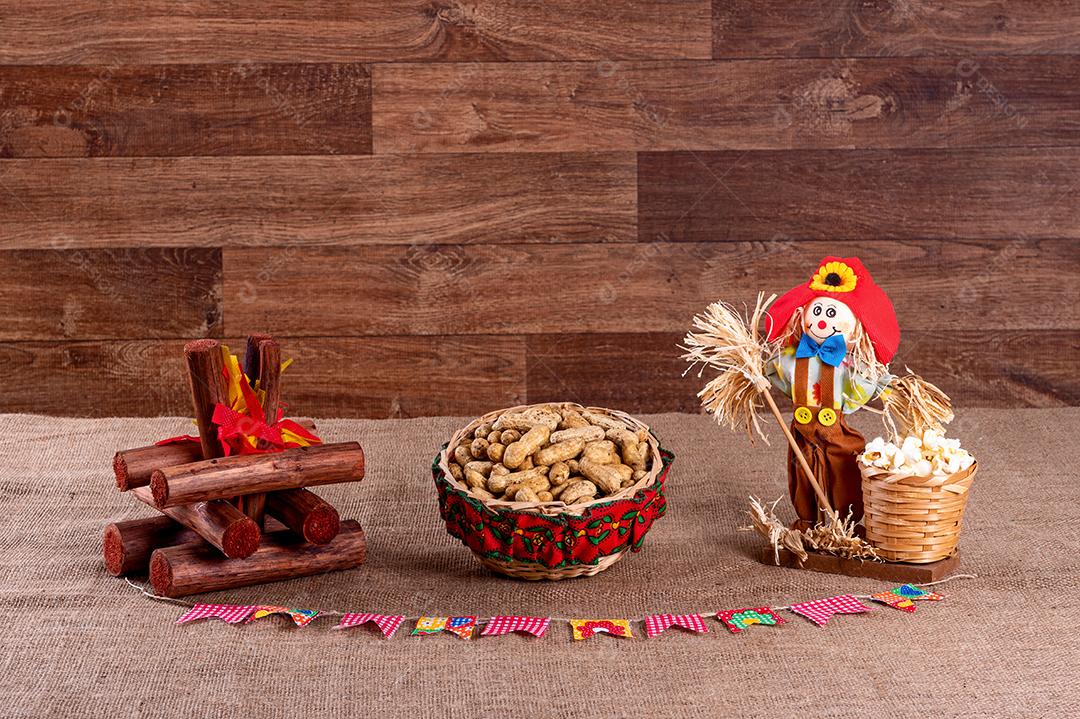 Festa junina brasileira. Comidas típicas da festa junina. canjica, milho cozido, bolo de milho, pipoca, brócolis, paçoca, jenipapo e amendoim