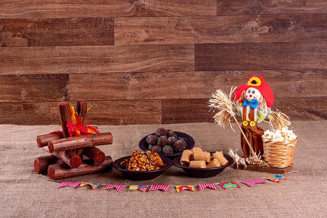 Festa junina brasileira. Comidas típicas da festa junina. canjica, milho cozido, bolo de milho, pipoca, brócolis, paçoca, jenipapo e amendoim