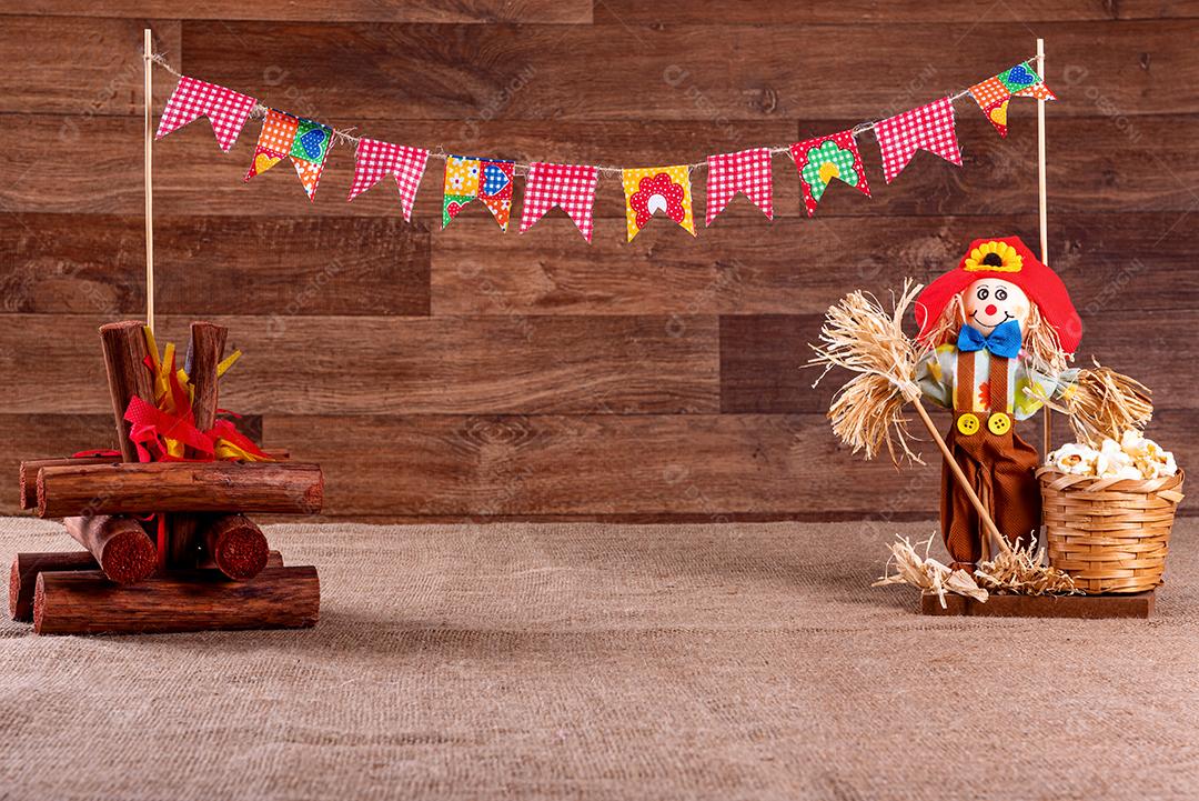 Festa junina brasileira. Comidas típicas da festa junina. canjica, milho cozido, bolo de milho, pipoca, brócolis, paçoca, jenipapo e amendoim