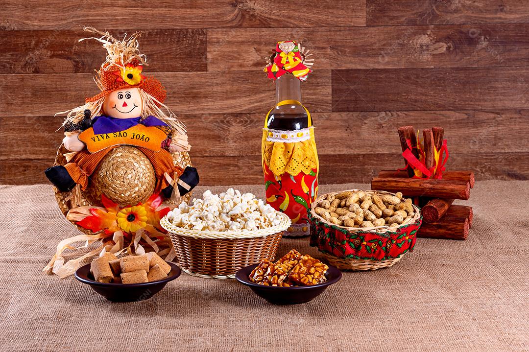 Festa junina brasileira. Comidas típicas da festa junina. canjica, milho cozido, bolo de milho, pipoca, brócolis, paçoca, jenipapo e amendoim