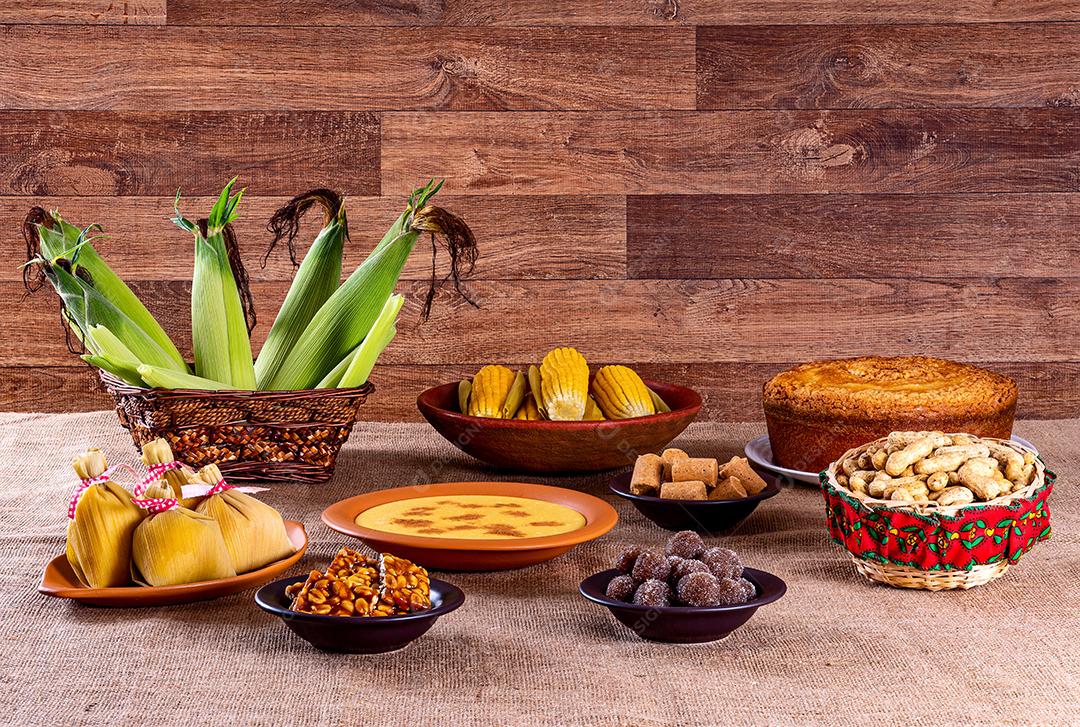 Festa junina brasileira. Comidas típicas da festa junina. canjica, milho cozido, bolo de milho, pipoca, brócolis, paçoca, jenipapo e amendoim