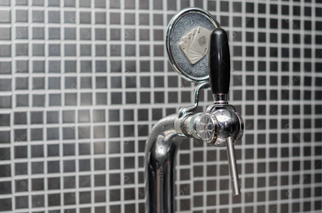 Torneira de cerveja com medalhão com ponto de interrogação