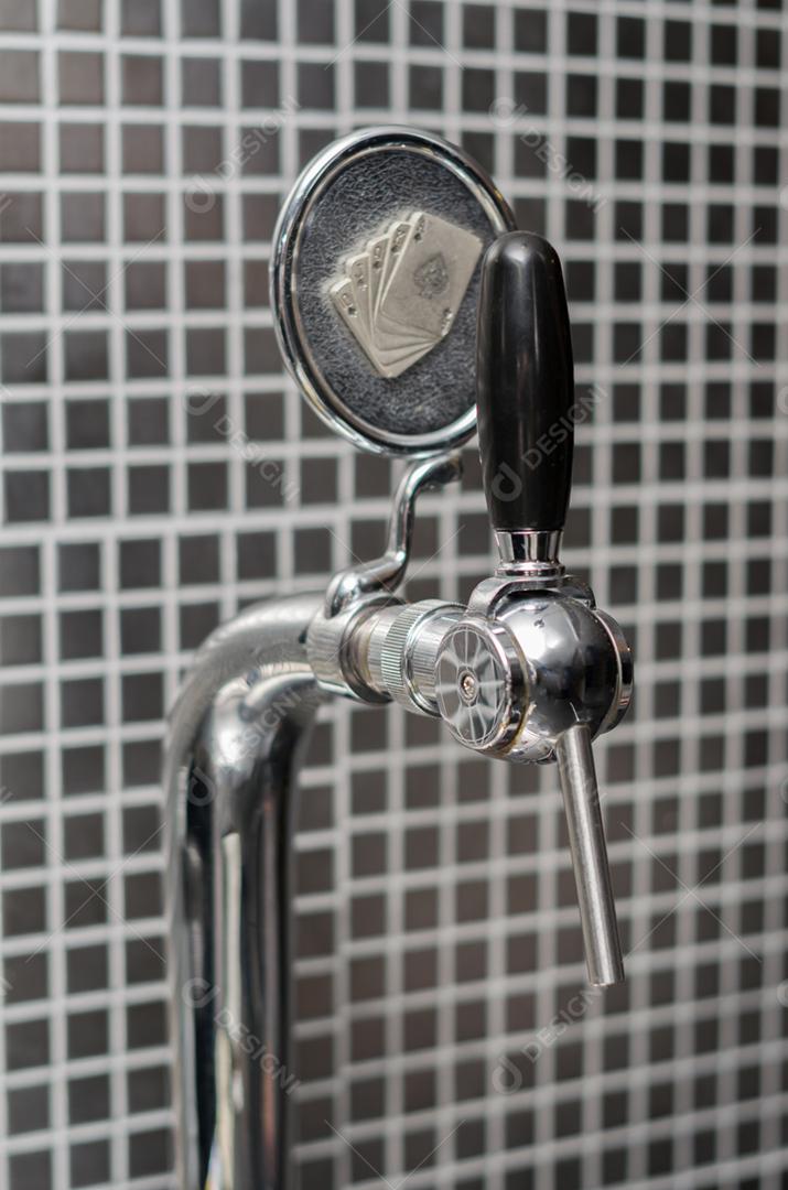 Torneira de cerveja com medalhão com ponto de interrogação