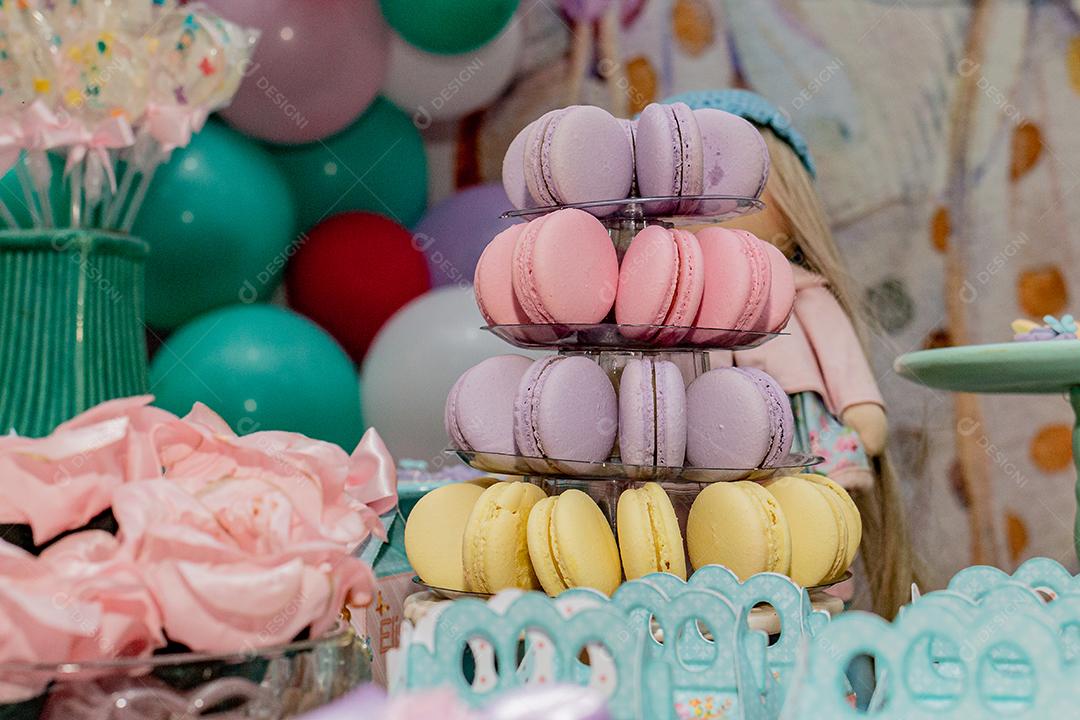 Macaron, é um pequeno bolo granulado e comumente produzido sob forma arredondada