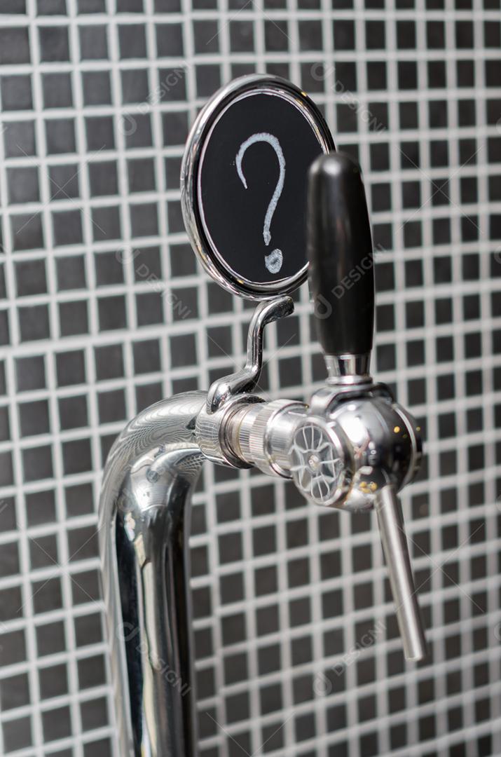 Torneira de cerveja com medalhão com ponto de interrogação