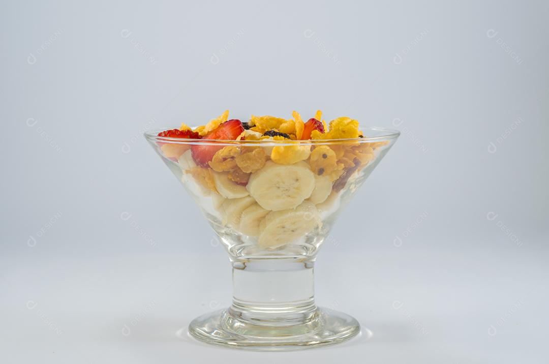 Tigela de granola com frutas, banana, morango, passas.
