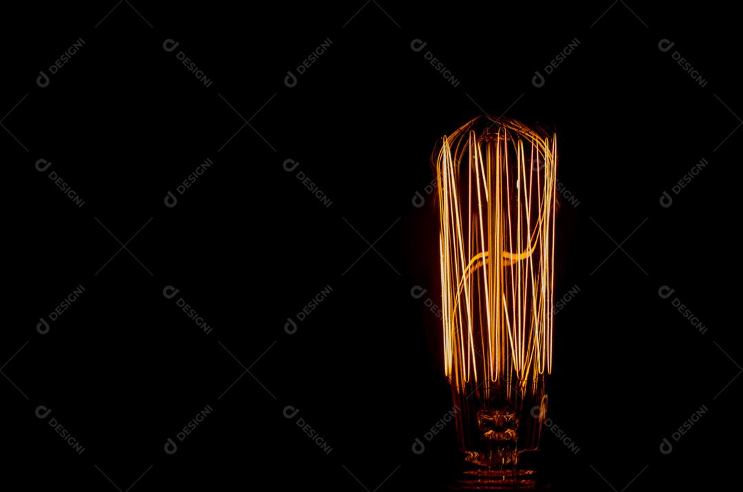 Filamento de lâmpada retro iluminada, tungstênio. Conceito de criatividade.