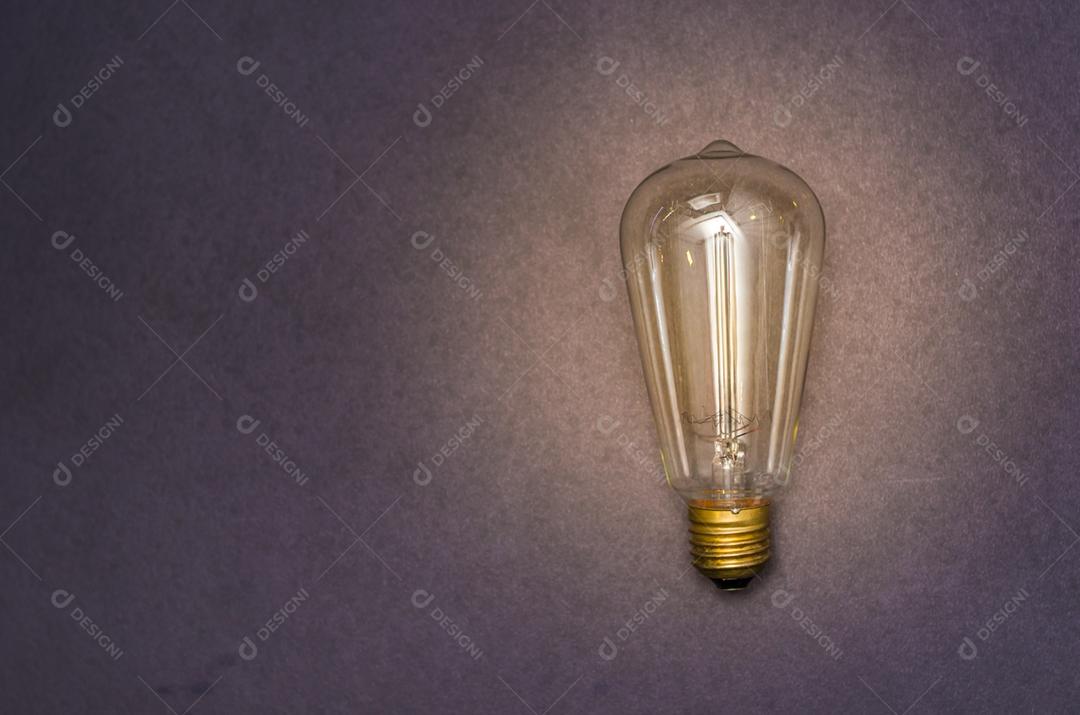 Lâmpada iluminando parede casa