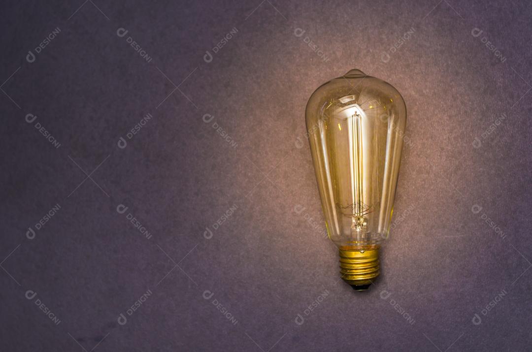 Lâmpada iluminando parede casa