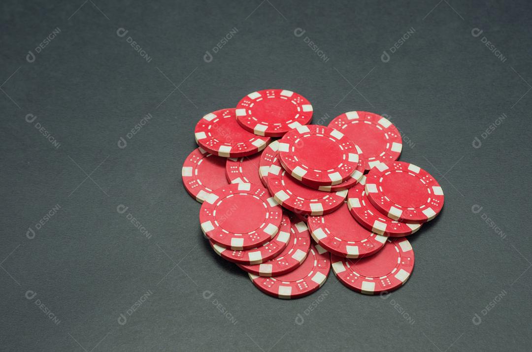 Lindas fichas de pôquer vermelhas em fundo preto