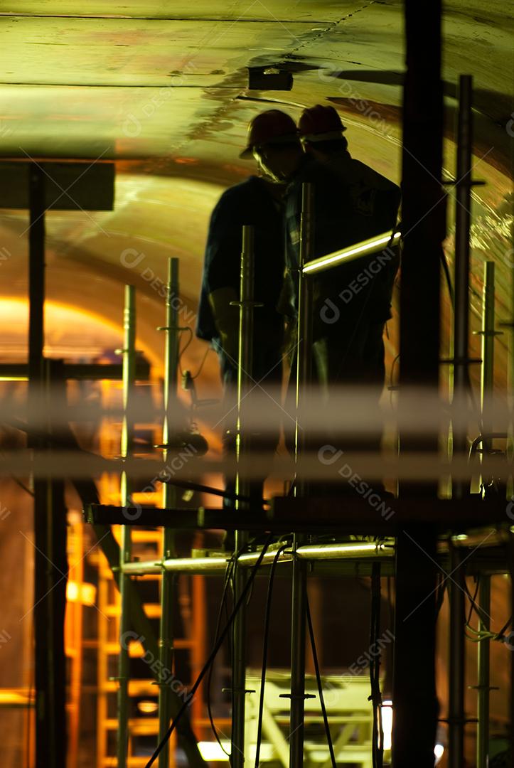 Importante setor da indústria naval de importação e exportação com transporte marítimo.