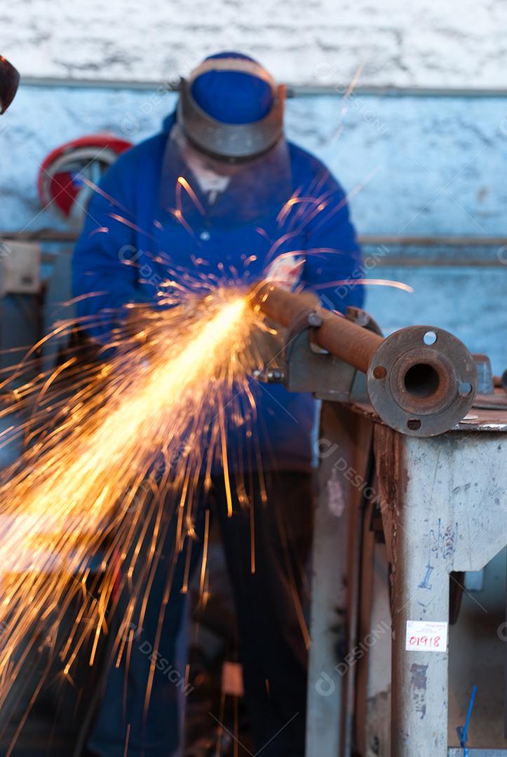 Importante setor da indústria naval de importação e exportação com transporte marítimo.