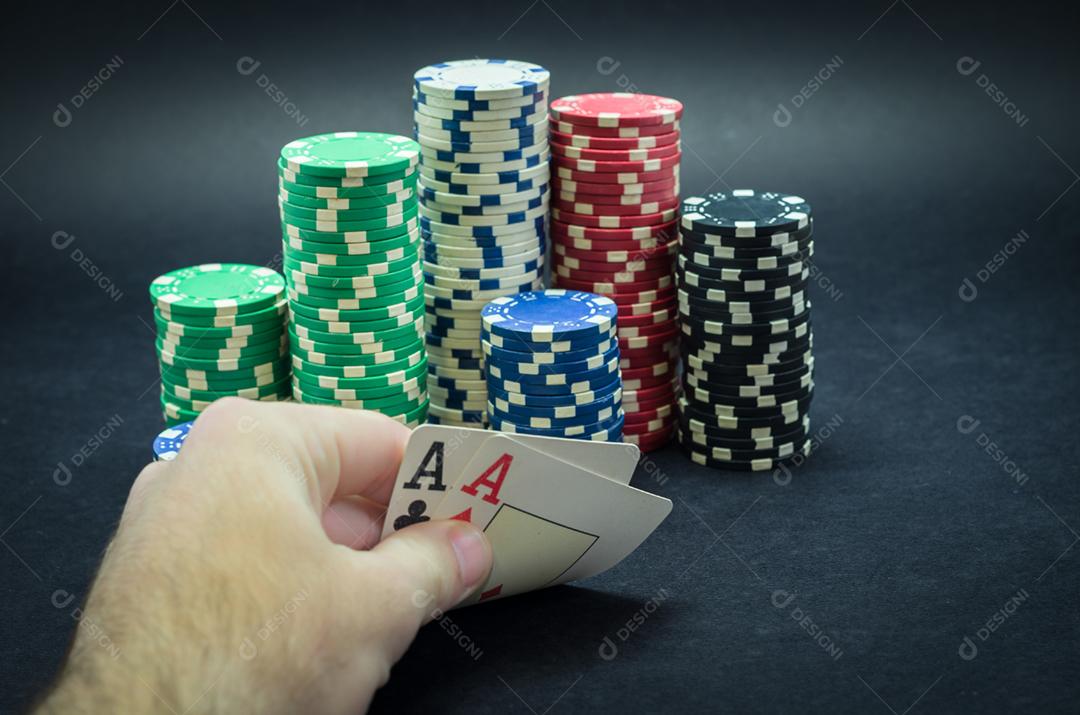 Olhando para a mão de ás, jogando Texas Holdem Poker