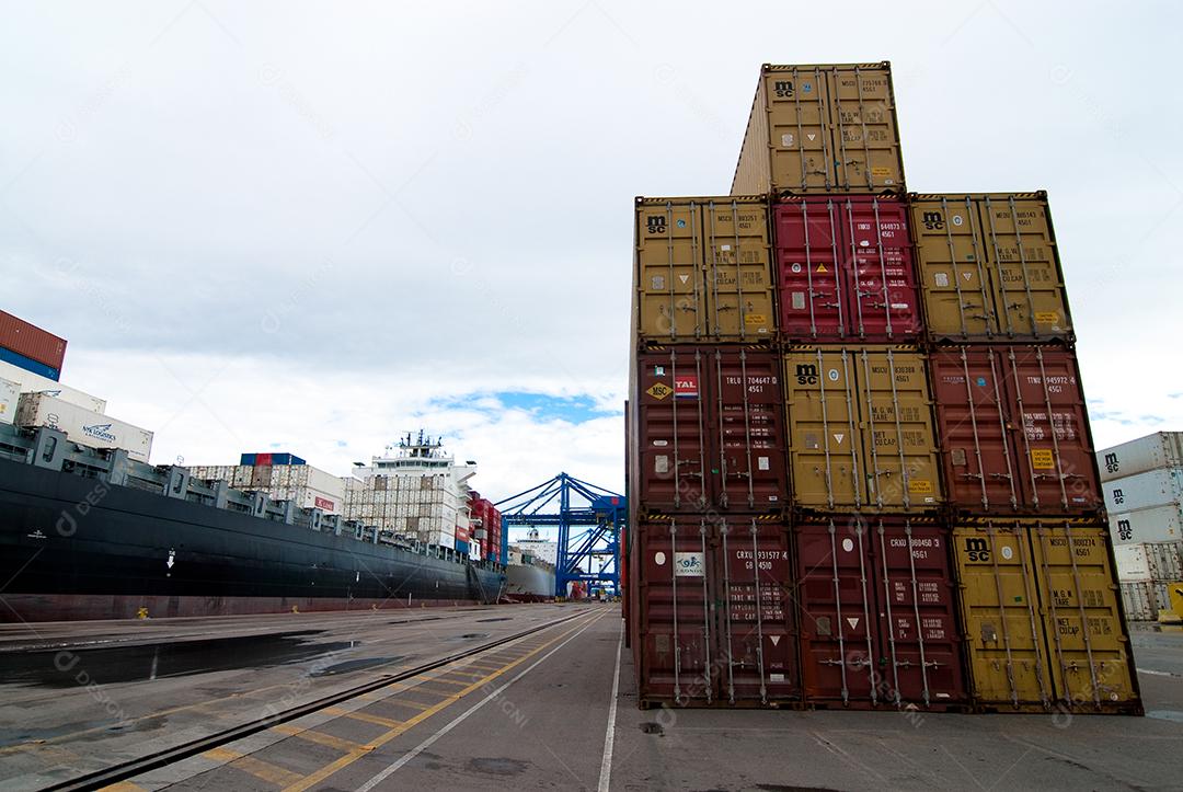 Importante setor da indústria naval de importação e exportação com transporte marítimo.