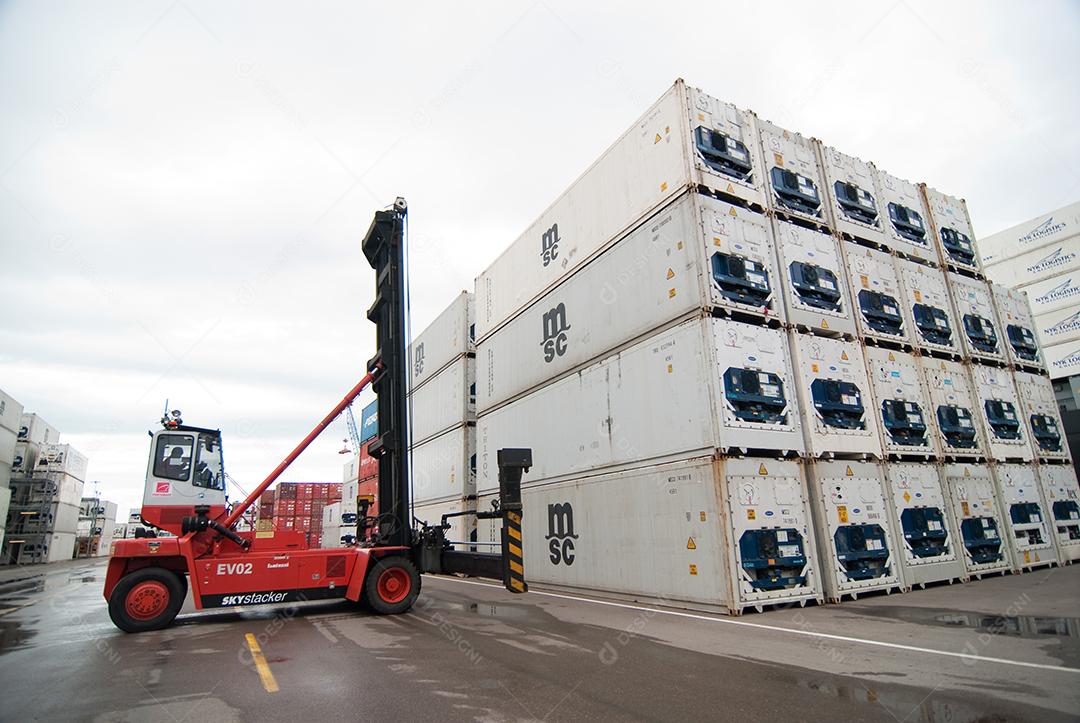 Importante setor da indústria naval de importação e exportação com transporte marítimo.