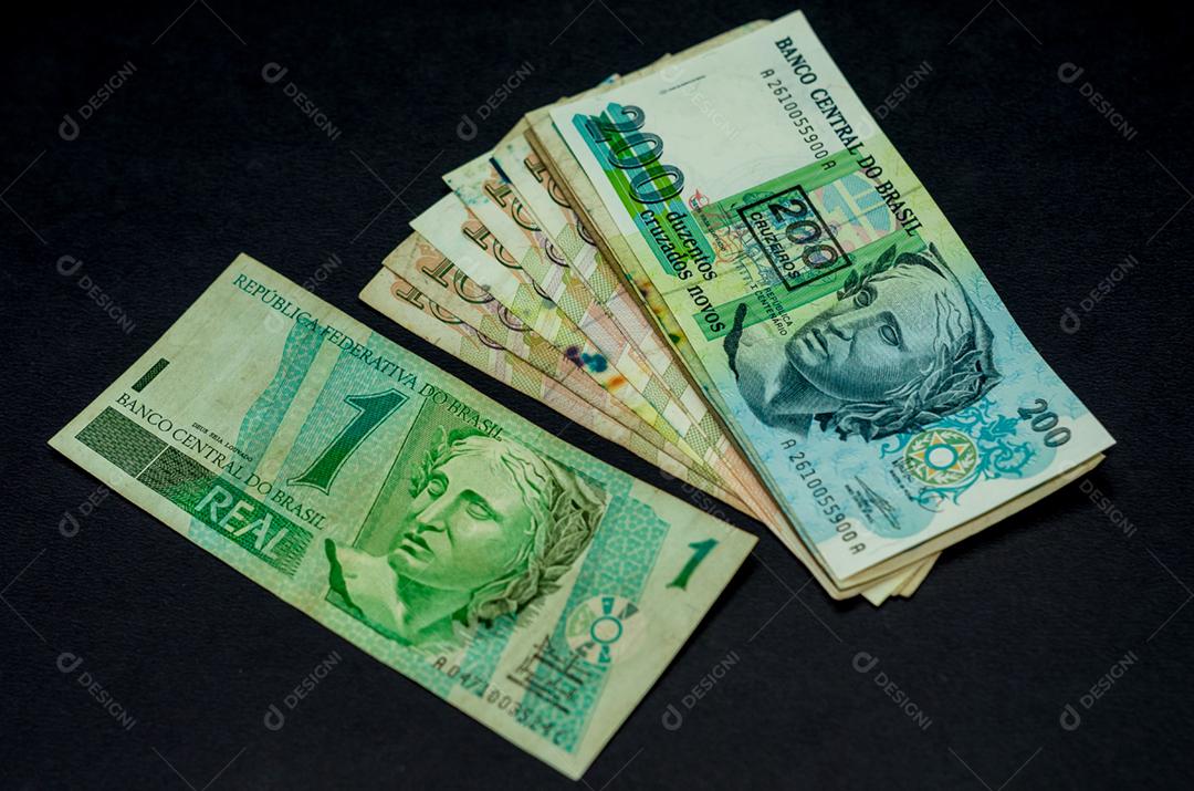 Pilha de dinheiro, conceito de inflação, conversão de moeda. Moeda brasileira, Real para Cruzeiros.