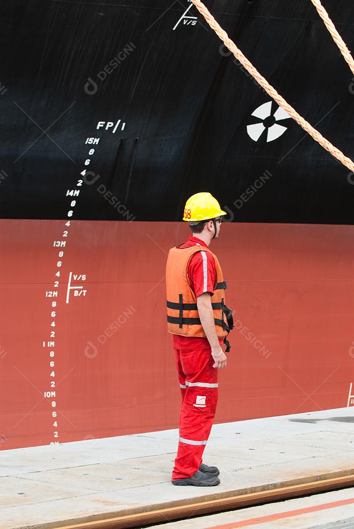 Importante setor da indústria naval de importação e exportação com transporte marítimo.