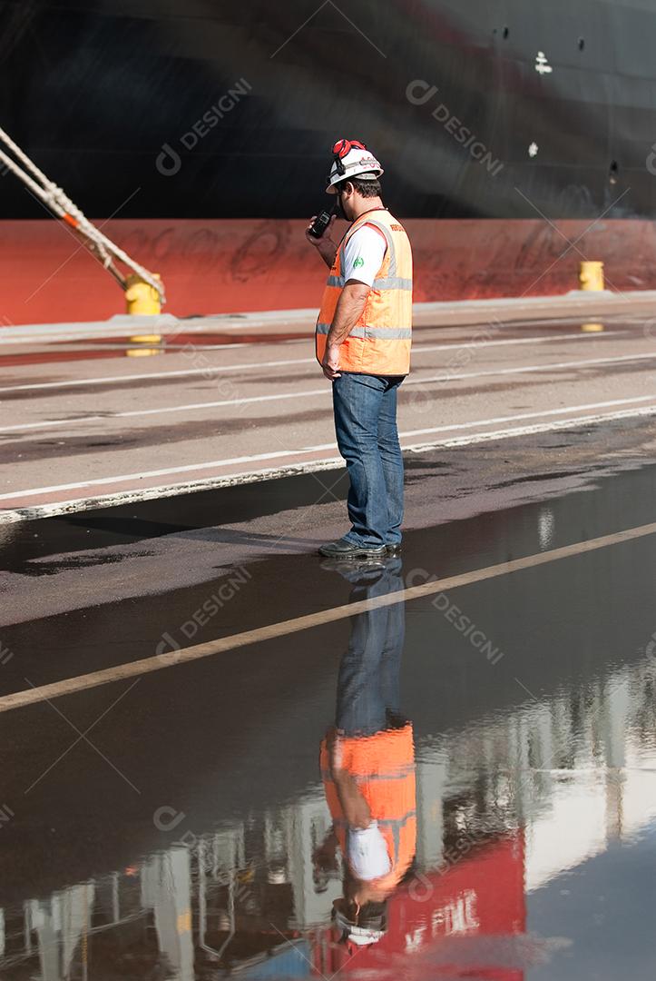 Importante setor da indústria naval de importação e exportação com transporte marítimo.