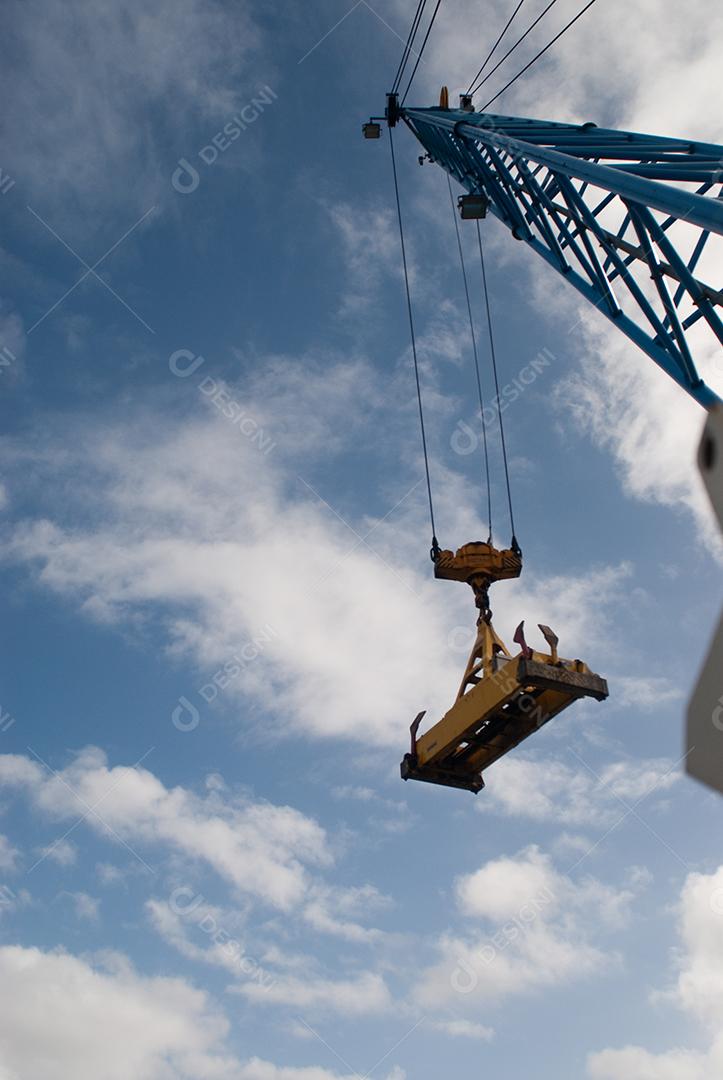 Importante setor da indústria naval de importação e exportação com transporte marítimo.