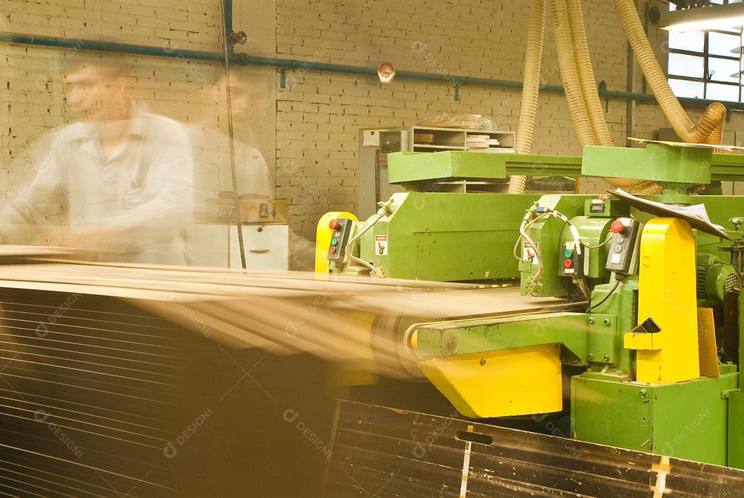 Operador de máquinas trabalhando na indústria moveleira. importação e exportação.