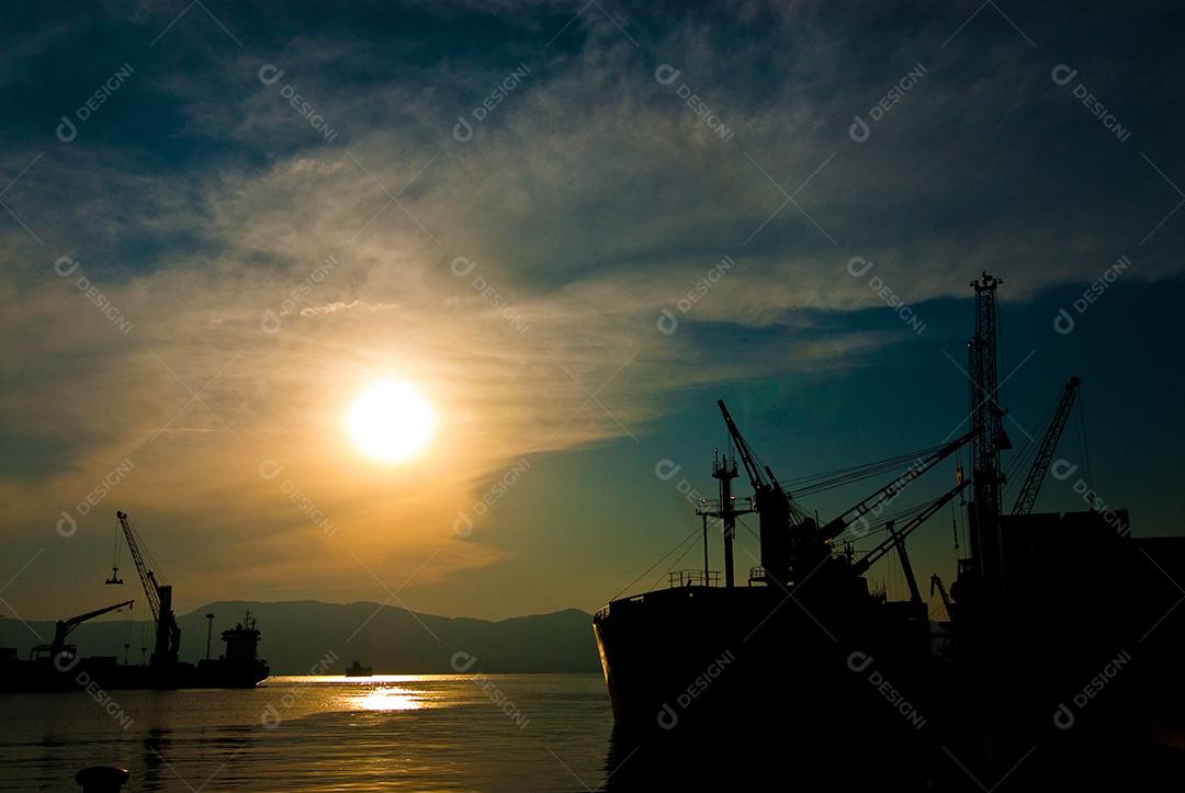 Importante setor da indústria naval de importação e exportação com transporte marítimo.