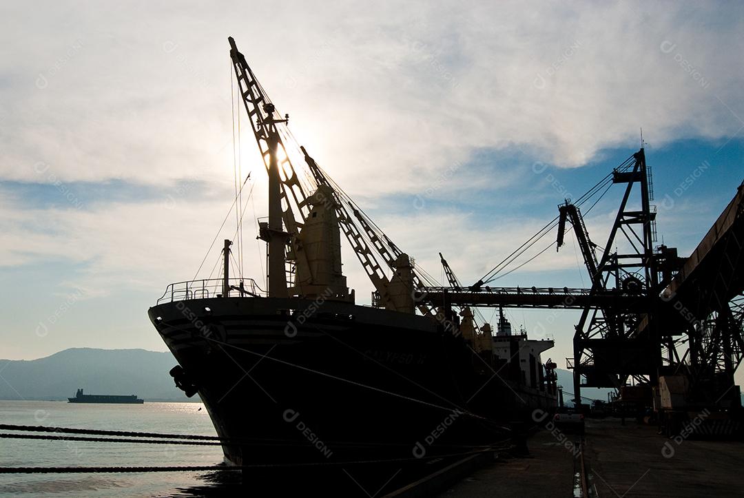 Importante setor da indústria naval de importação e exportação com transporte marítimo.