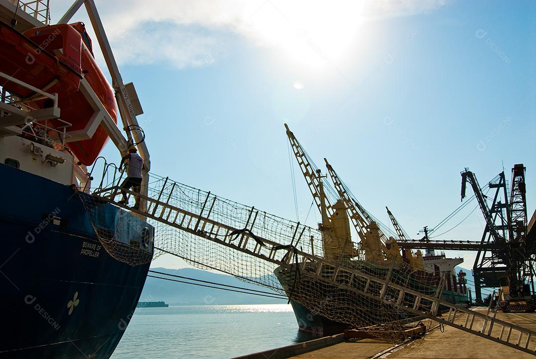 Importante setor da indústria naval de importação e exportação com transporte marítimo.