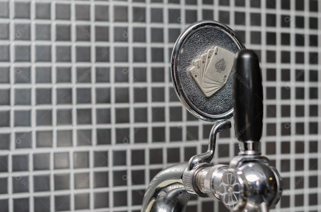 Torneira de cerveja com medalhão com ponto de interrogação