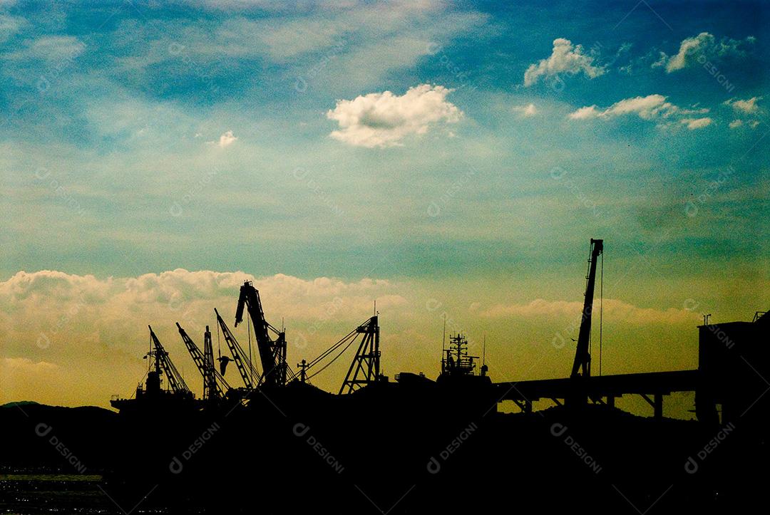 Importante setor da indústria naval de importação e exportação com transporte marítimo.