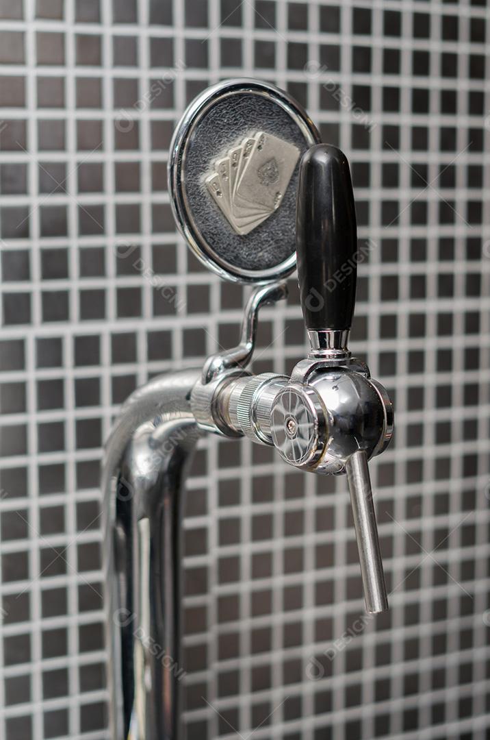 Torneira de cerveja com medalhão com ponto de interrogação como descrição.