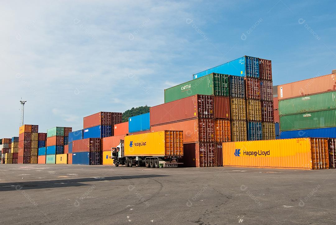 Importante setor da indústria naval de importação e exportação com transporte marítimo.