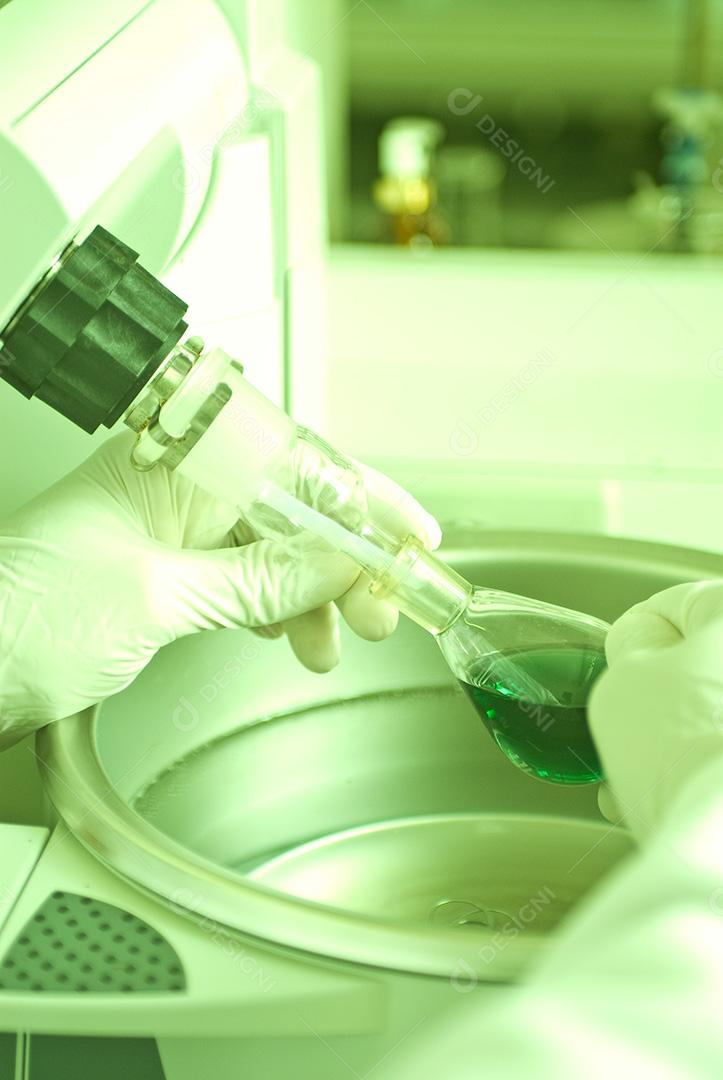 Laboratório farmacêutico, um dos segmentos que mais cresce no Brasil.