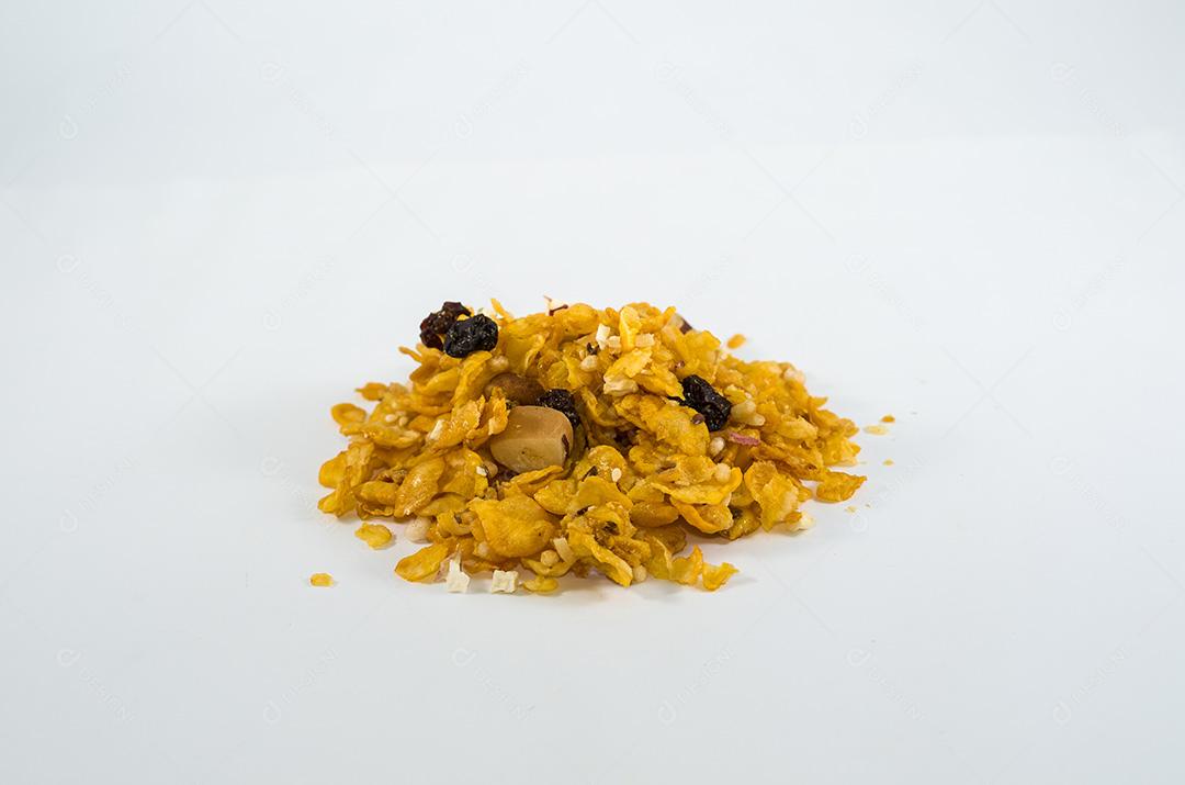Pilha de granola em fundo branco para vários usos.