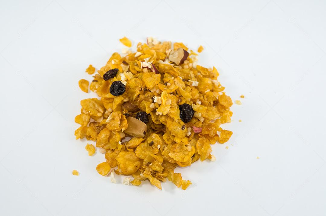 Pilha de granola em fundo branco para vários usos.